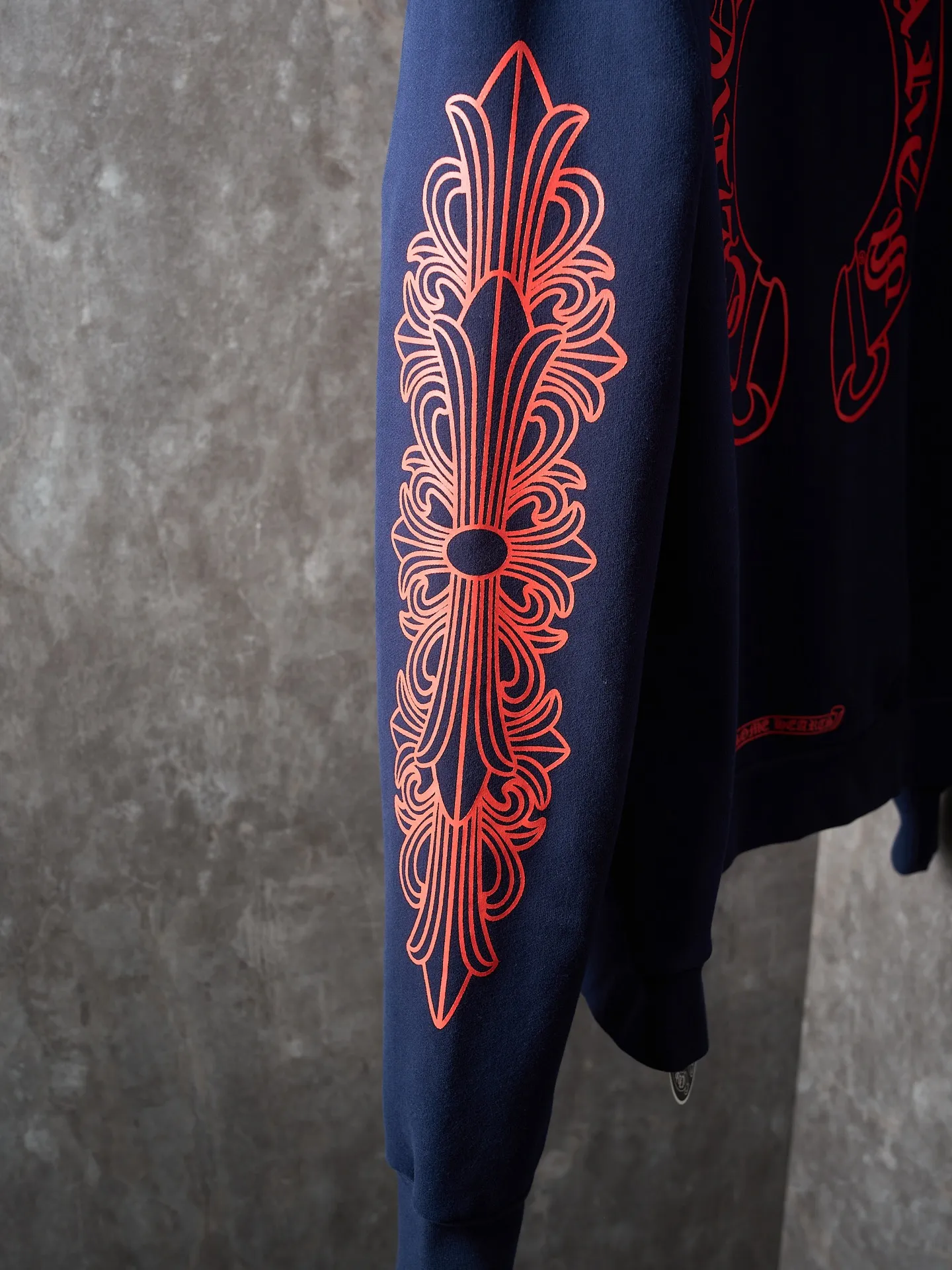 P420 Physical auction】Chrome Hearts/Chrome Heart red horseshoe print hooded sweatshirt [Ready stock] S M L A rebellious ceremony about wearing and performing. Adopt glue printing. The printing has been modified three times by the film screen. Use glue liquid paint to print the pattern on the fabric. Bake the fabric to fix the printed pattern. The fabrics have been washed and have a better hand feel. Not easy to deform, not easy to shrink, not easy to fade. Maintain long-term beauty and loose fit.